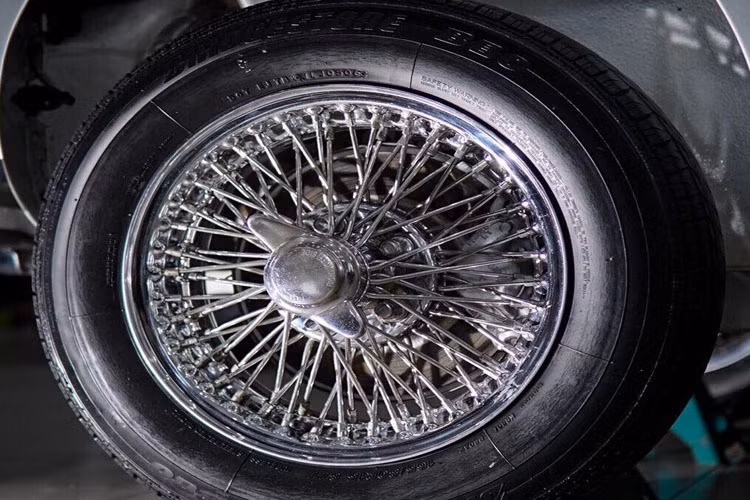 Xe trang bị hộp số 4 cấp. Động cơ 6 xy-lanh van bố trí ở trên được “nuôi dưỡng” bởi 2 chế hòa khí. Chiếc xe đạt hệ số gần 150 mã lực công suất trên trong lượng 1.157 kg vì thế mà dù có tuổi đời hơn nửa thế kỷ, Aystin-Healey 3000 Mk II có thể đạt tốc độ tối đa gần 200km/h, và tăng tốc từ 0 đến 100km/h trong chưa đầy 10 giây