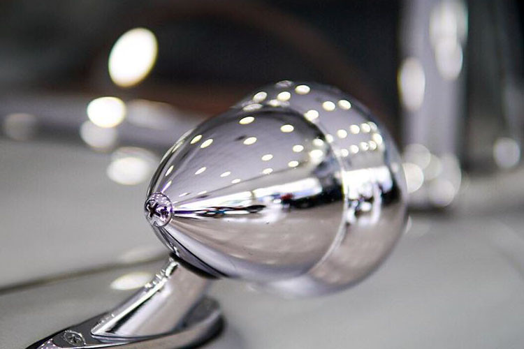 Dù là mẫu xe cổ cực hiếm, nhưng Mark II 3000 lại hút giới trẻ thời bấy giờ khi sở hữu thiết kế kính chắn gió mới, cửa sổ tinh tế, đặc biệt là gương chiếu hậu nhỏ có hình dáng khá lạ mắt.