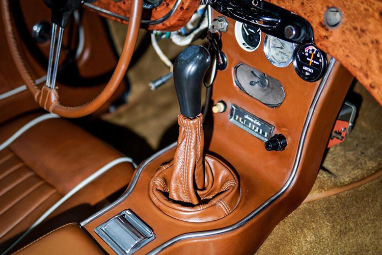 Nội thất màu da bò sang trọng.