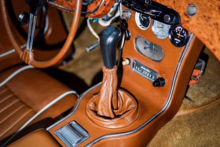 Nội thất màu da bò sang trọng.