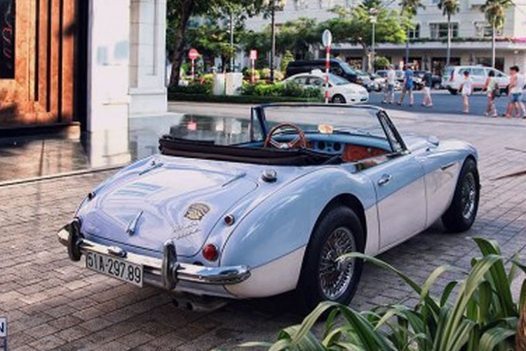 Còn đây là chiếc Austin-Healey 3000 Mk III ở Việt Nam cũng đẹp không kém.