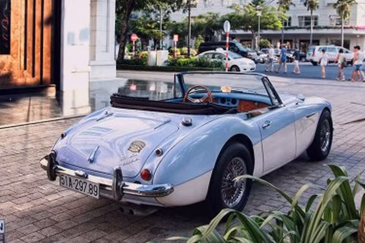 Còn đây là chiếc Austin-Healey 3000 Mk III ở Việt Nam cũng đẹp không kém.