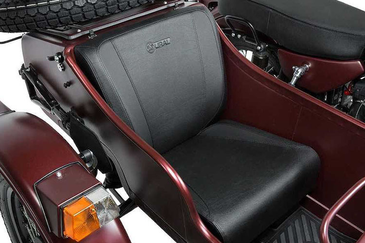 Sự khác biệt của 2 dòng Ural này chỉ nằm ở hệ dẫn động: Gear-Up có khả năng truyền động cho cả bánh phụ bên thuyền trong khi sức mạnh động cơ sẽ chỉ truyền tới bánh sau trên cT.