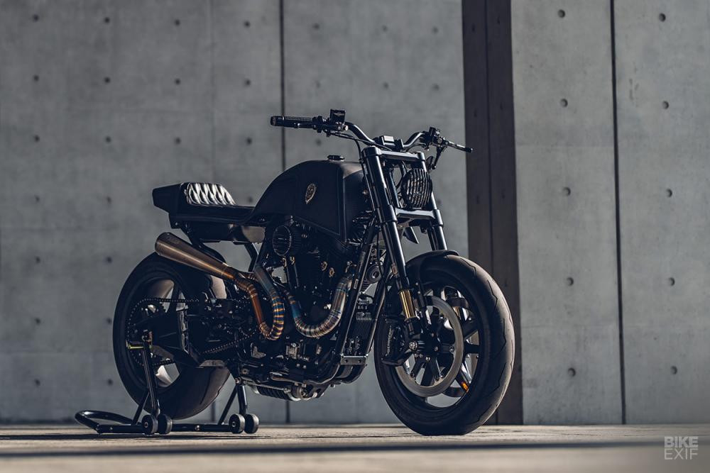 Chiếc xe này có tên gọi Harley-Davidson Forty-Eight Raging Dagger và là một sản phẩm do khách hàng khó tính của Rough Craft đặt hàng riêng.