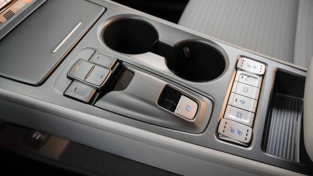 Hyundai Kona EV dự kiến bán ra thị trường Mỹ vào quý IV năm 2018. Xe sẽ được bán tại California trước, sau đó mới đến các tiểu bang phía Tây và Đông Bắc. Hãng xe hơi Hyundai vẫn chưa đưa ra giá cụ thể cho mẫu xe này. Nguồn ảnh: Hyundai.