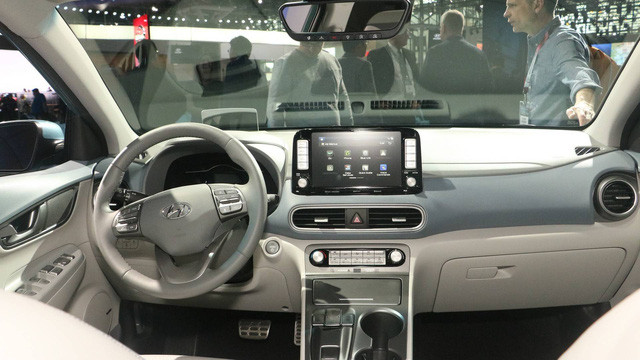 Bên trong xe, trang bị giải trí đến từ màn hình 7 inch đủ chức năng.