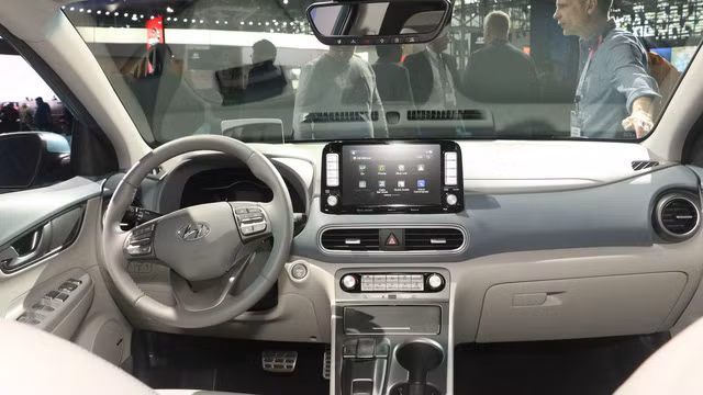 Bên trong xe, trang bị giải trí đến từ màn hình 7 inch đủ chức năng.