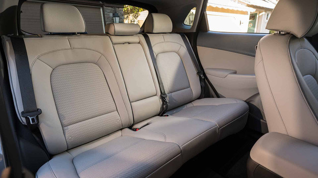 Các ghế ngồi trong xe là loại điều chỉnh bằng điện 8 chế độ, có sưởi ấm và thông gió.