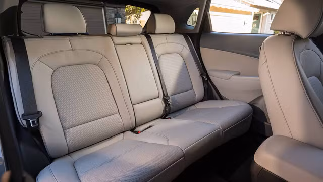 Các ghế ngồi trong xe là loại điều chỉnh bằng điện 8 chế độ, có sưởi ấm và thông gió.