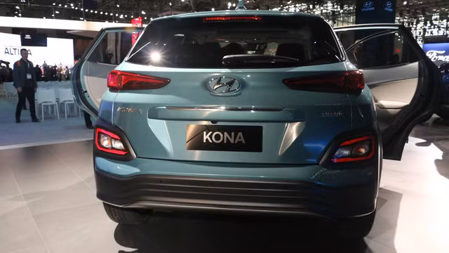 Cụm đèn hậu đi kèm đèn phanh, đèn báo rẽ và đèn lùi đặt tách biệt .