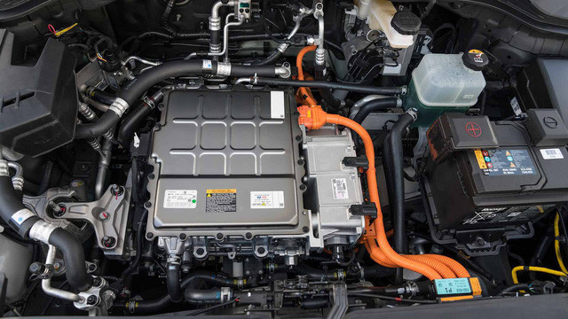 Hyundai Kona EV 2018 bản chạy điện có 2 phiên bản để người tiêu dùng chọn lựa là bản dùng pin 39,2 kWh cho phạm vi 300 km hoặc bản dùng pin 64 kWh cho phạm vi 470 km. Người dùng tại Mỹ không thể lựa chọn phiên bản thấp hơn vì Hyundai chỉ mang đến thị trường này phiên bản cao nhất.