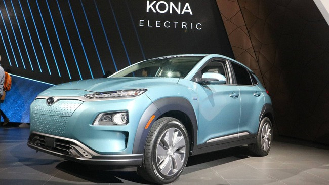 Vê thiết kế, Hyundai Kona EV chạy điện có thiết kế khá giống chiếc Kona bản tiêu chuẩn. Tuy nhiên chi tiết được xem khác khác biệt nhất đó là phần lưới tản nhiệt. Lưới tản nhiệt của Hyundai Kona EV dạng kín có phần lạ lẫm hơn rất nhiều.