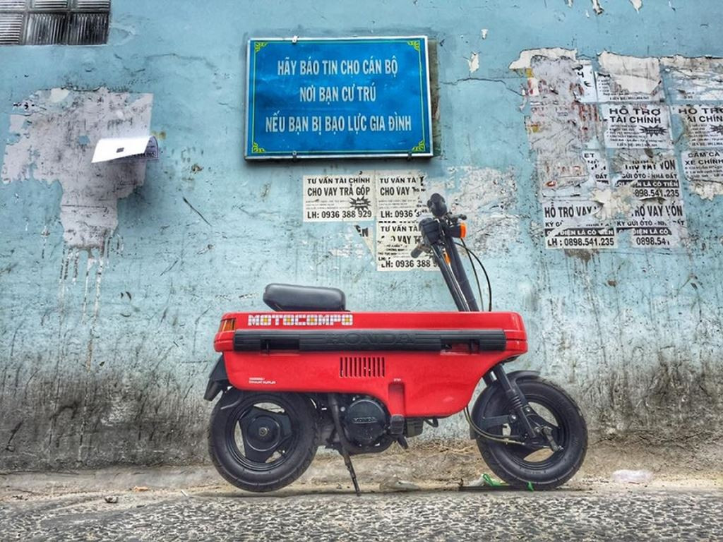 Chiếc xe máy tay ga Honda có thân hình nhỏ bé trang bị động cơ 2 kỳ 50 phân khối, cho vừa vào cốp Honda City, tay lái và yên xe có thể gấp gọn.