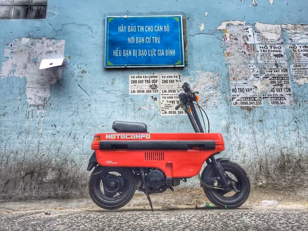 Chiếc xe máy tay ga Honda có thân hình nhỏ bé trang bị động cơ 2 kỳ 50 phân khối, cho vừa vào cốp Honda City, tay lái và yên xe có thể gấp gọn.