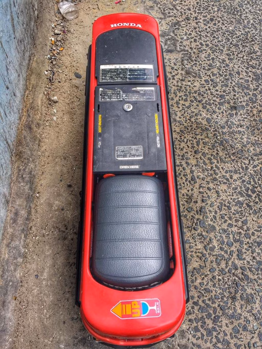 Dung tích bình xăng 2,2 lít và dầu một lít. Theo Honda, mức tiêu hao nhiên liệu của chiếc scooter cỡ nhỏ ở mức 1,4 lít/100 km nếu duy trì ở tốc độ 30 km/h.