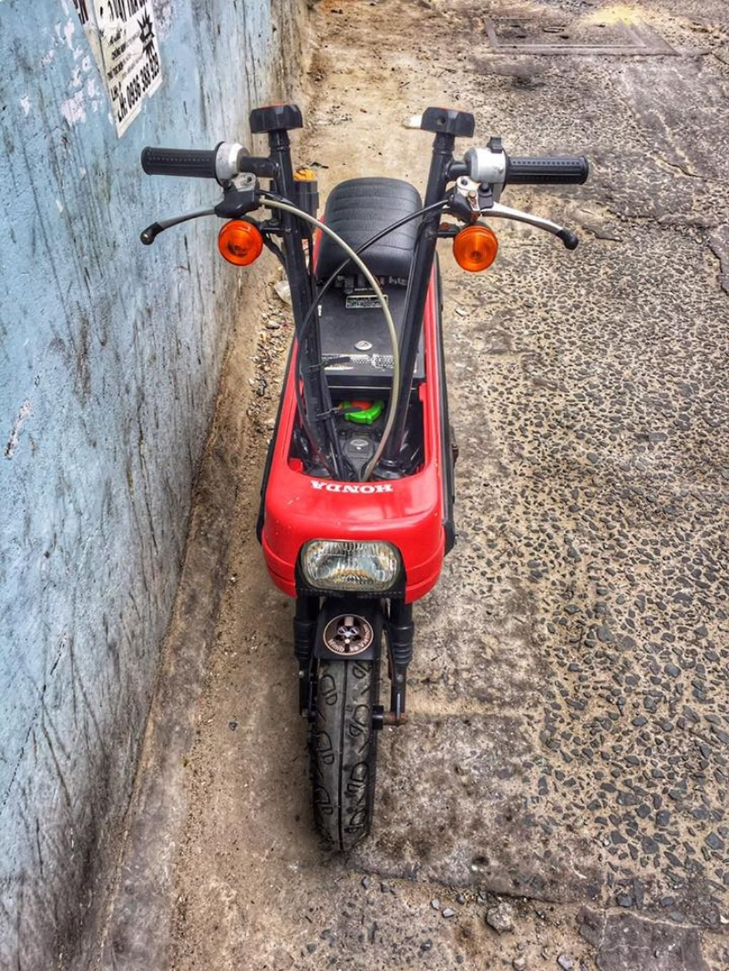 xe máy Honda Motocompo có thiết kế khá độc đáo, hình chữ nhật, cụm tay lái và yên xe có thể gấp gọn và khóa lại.