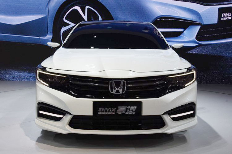 Một trong những điểm khác biệt ở hai thiết kế này đó là phần lưới tản nhiệt. Xe được trang bị lưới tản nhiệt trên màu đen, nối liền với cụm đèn pha và đi kèm logo Honda ở chính giữa. Bao quanh cụm đèn pha là dải đèn LED định vị ban ngày hình chữ C quay ngược. Bên dưới có hốc gió và dải đèn sương mù dạng thanh nằm ngang.