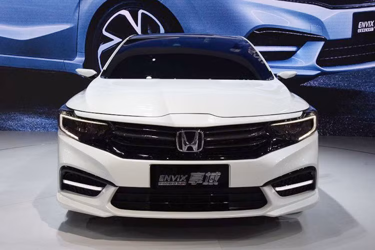 Một trong những điểm khác biệt ở hai thiết kế này đó là phần lưới tản nhiệt. Xe được trang bị lưới tản nhiệt trên màu đen, nối liền với cụm đèn pha và đi kèm logo Honda ở chính giữa. Bao quanh cụm đèn pha là dải đèn LED định vị ban ngày hình chữ C quay ngược. Bên dưới có hốc gió và dải đèn sương mù dạng thanh nằm ngang.