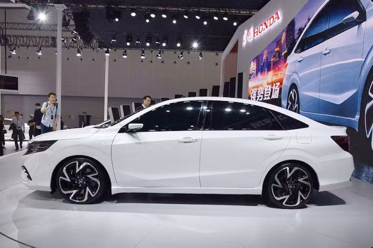 Honda Envix hòn toàn mới sở hữu kích thước cụ thể bao gồm chiều dài 4.756 mm, rộng 1.804 mm, cao 1.509 mm và chiều dài cơ sở 2.730 mm. Con số này khá trùng khớp với Crider đồng thời dài hơn 92 mm, rộng hơn 54 mm, cao hơn 4 mm so với Honda City trong khi chiều dài cơ sở tăng 80 mm.