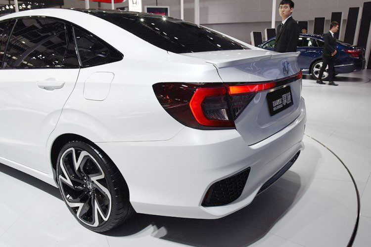 Đuôi xe xuất hiện cụm đèn hậu LED nối liền với nhau được cho là bắt kịp xu hướng thiết kế hiện nay. Cùng với đó, xe còn có thiết kế cản sau dạng 3 chiều và cánh gió nhỏ trên cốp sau. Mức giá Honda Envix mới hiện chưa được công bố tại thị trường Trung Quốc.