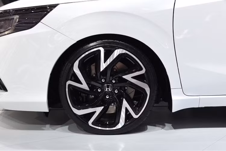 Bộ vành hợp kim với thiết kế 5 chấu, tạo hình hình bông hoa phối 2 màu khá nổi bật. Honda Envix sử dụng khối động cơ xăng 3 xi-lanh, tăng áp, dung tích 1.0 lít với công suất tối đa 122 mã lực và mô-men xoắn cực đại 173 Nm, giống hệt Crider. Sức mạnh được truyền tới bánh thông qua hộp số sàn 6 cấp hoặc CVT.