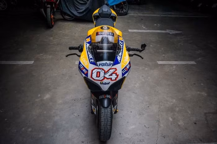 Đầu xe khá hầm hố gây chú ý với mã số 04 của tay đua Dovi.