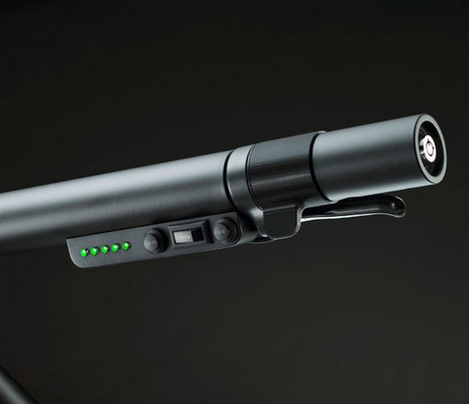 Khá độc lạ khi xe chỉ có một tay cầm duy nhất và được làm ngoặt sang bên phải. Trên tay lái tích hợp nhiều nút chức năng hỗ trợ người dùng.