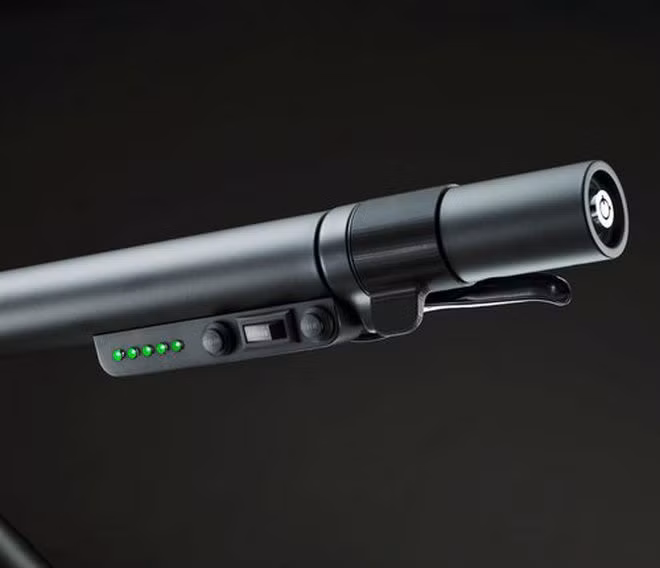 Khá độc lạ khi xe chỉ có một tay cầm duy nhất và được làm ngoặt sang bên phải. Trên tay lái tích hợp nhiều nút chức năng hỗ trợ người dùng.