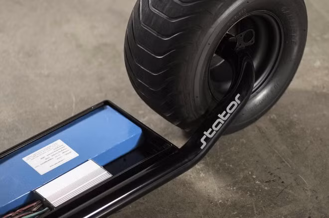 Xe sử dụng động cơ DC không chổi than 3 pha ở bánh sau với công suất tối đa lên tới 1.000W. Đáng chú ý xe có thể đạt được tốc độ tối đa lên tới 40km/h và quãng đường di chuyển tối đa lên tới 32km.