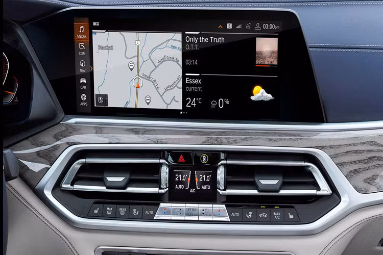 Cùng với đó là nhiều trang bị công nghệ tiên tiến khác rất hấp dẫn khách hàng như cảnh báo điểm mù, cảnh báo lệch làn đường, cảnh báo va chạm sau, cảnh báo va chạm trước, phát hiện người đi bộ với tính năng phanh tự động khẩn cấp, cảnh báo xe phía sau, cảnh báo vượt quá tốc độ.