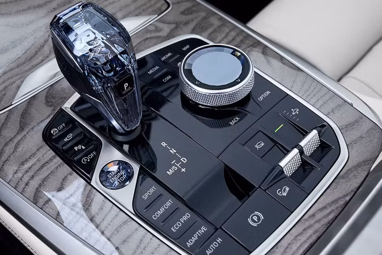 Trong khi đó, BMW X7 bản cao cấp xDrive50i sử dụng động cơ tăng áp kép V8, dung tích 4.4L, công suất 456 mã lực (340 kW) và mô-men xoắn 649 Nm. Xe chỉ mất 5,2 giây tăng tốc 0-100 km/h.