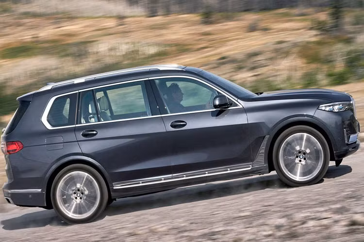 Ngoài ra, BMW còn cung cấp các trang bị trong các gói tùy chọn. Gói Cold Weather Package giá 1.200 USD bao gồm điều hòa không khí 5 vùng độc lập, toàn bộ ghế và vô-lăng có sưởi ấm. Gói Dynamic Handling Package bao gồm các chi tiết của M Sport, hệ thống dẫn động bốn bánh, hệ thống ổn định thân xe hoạt động điện Active Comfort Drive và hệ thống phanh hiệu suất cao của M Sport có giá 4.750 USD.