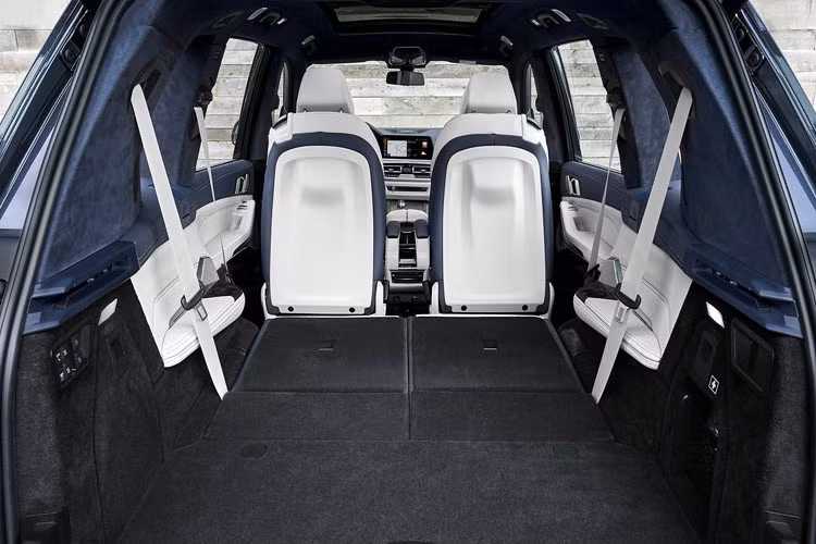 Khoang hành lý của BMW X7 hoàn toàn mới có hai vùng riêng biệt, cả hai đều đóng mở bằng điện. Dung tích cốp xe là 1.376 lít và có thể tăng lên 2.560 lít nếu hạ bớt hàng ghế thứ ba.