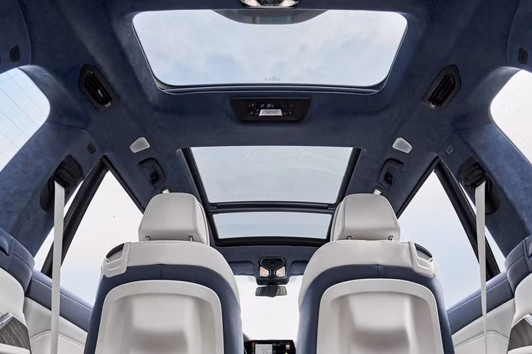 Cửa sổ trời toàn cảnh với đèn LED nội thất áp dụng cho gói Executive Package (2.100 USD).