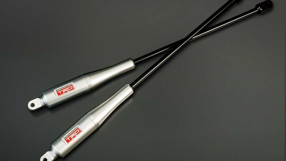 TRD không can thiệp vào hệ động lực trên Toyota Prius 2019. Tuy nhiên, bộ phận này đã trang bị cho Prius hai thanh cân bằng thân xe cũng như là các thanh gia cố cho hệ thống khung gầm. Giá gói độ TRD cho Prius 2019 cũng chưa được công bố chính thức.