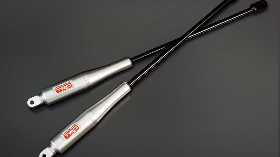 TRD không can thiệp vào hệ động lực trên Toyota Prius 2019. Tuy nhiên, bộ phận này đã trang bị cho Prius hai thanh cân bằng thân xe cũng như là các thanh gia cố cho hệ thống khung gầm. Giá gói độ TRD cho Prius 2019 cũng chưa được công bố chính thức.