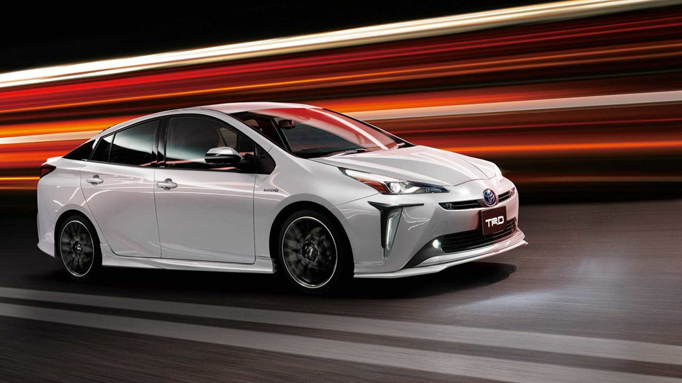 Bộ bodykit thể thao dành cho Toyota Prius 2019 với những thay đổi đáng kể so với nguyên bản như cản va trước mạ chrome, ốp bệ cửa, cản va sau với bộ khuếch tán khí động học, cánh lướt gió đi kèm với ốp gương hai tone màu mới. Ngay cả tay nắm cửa cũng được đổi mới với mặt trong bằng carbon.