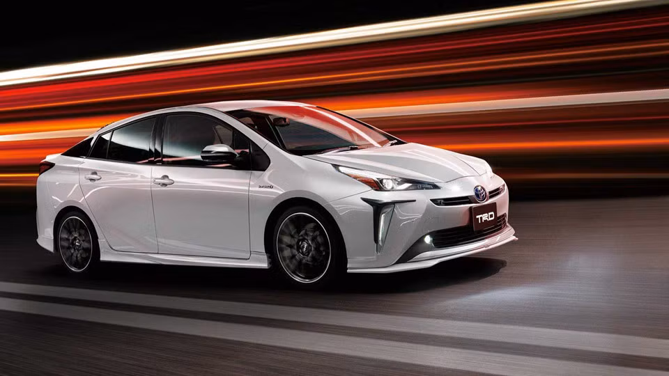 Bộ bodykit thể thao dành cho Toyota Prius 2019 với những thay đổi đáng kể so với nguyên bản như cản va trước mạ chrome, ốp bệ cửa, cản va sau với bộ khuếch tán khí động học, cánh lướt gió đi kèm với ốp gương hai tone màu mới. Ngay cả tay nắm cửa cũng được đổi mới với mặt trong bằng carbon.
