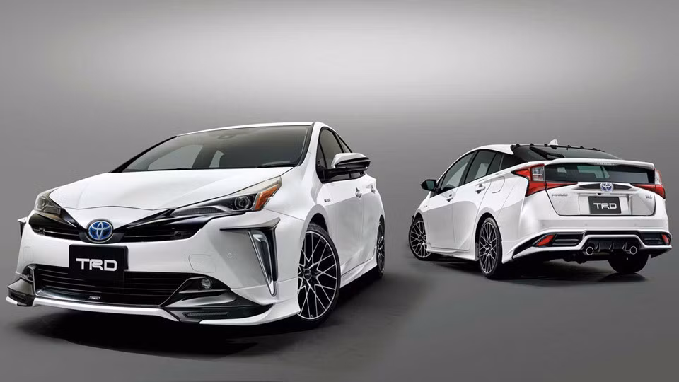 Mẫu xe Toyota Prius 2019 vừa ra mắt hồi đầu tháng tại triển lãm Los Angeles Auto Show 2018. Ngay sau một tháng ra mắt mẫu xe này tiếp tục được bộ phận phát triển xe đua TRD nâng cấp với một loạt chi tiết tăng tính khí động học và thể thao. Toyota Prius TRD 2019 sẽ có mặt tại triển lãm ôtô Tokyo Auto Salon 2019 diễn ra vào tháng 1 tới.