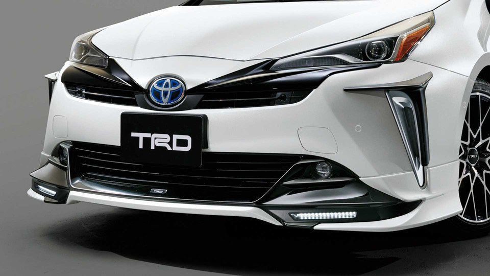 Được biết, TRD chỉ phát hành bộ bodykit thể thao này tại thị trường Nhật Bản. Các chi tiết trong bộ bodykit tiêu chuẩn của TRD đều được sơn đen tương phản với màu sơn trắng ngoại thất - phối màu đặc trưng của TRD.