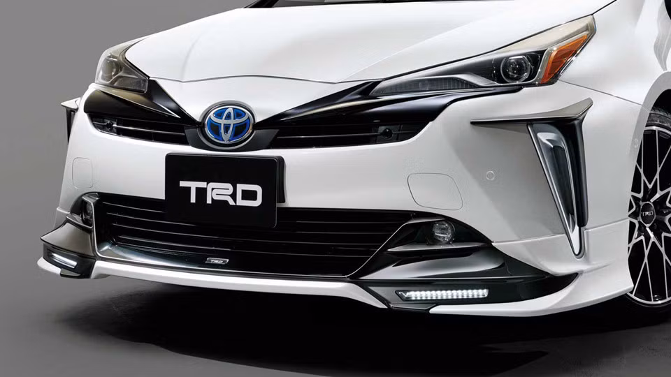 Được biết, TRD chỉ phát hành bộ bodykit thể thao này tại thị trường Nhật Bản. Các chi tiết trong bộ bodykit tiêu chuẩn của TRD đều được sơn đen tương phản với màu sơn trắng ngoại thất - phối màu đặc trưng của TRD.