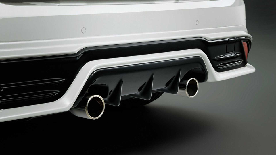 Gói phụ kiện này còn bao gồm bộ khuếch tán trên kính sau, ống xả kép và các chi tiết trang trí giúp cho chiếc Prius trở nên cá tính và thể thao.