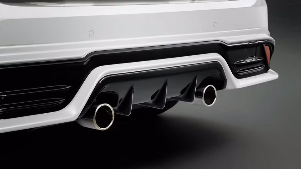 Gói phụ kiện này còn bao gồm bộ khuếch tán trên kính sau, ống xả kép và các chi tiết trang trí giúp cho chiếc Prius trở nên cá tính và thể thao.