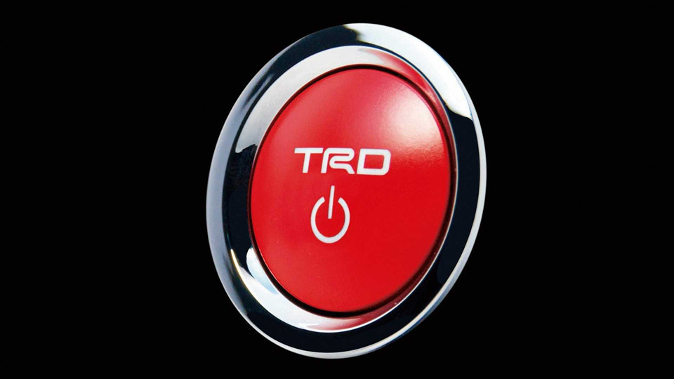 Không chỉ thay đổi về ngoại hình, một vài chi tiết bên trong xe cũng được TRD can thiệp như nút khởi động Start/Stop với logo TRD, tấm che nắng và túi đựng hành lý từ TRD.