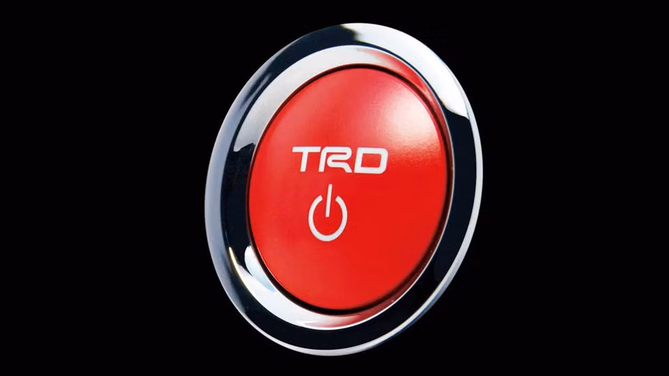 Không chỉ thay đổi về ngoại hình, một vài chi tiết bên trong xe cũng được TRD can thiệp như nút khởi động Start/Stop với logo TRD, tấm che nắng và túi đựng hành lý từ TRD.