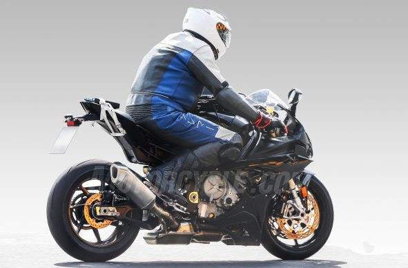 Đồng hồ màn hình TFT cỡ lớn đã được hãng xe môtô BMW trang bị trên phiên bản mới của BMW S1000RR này.