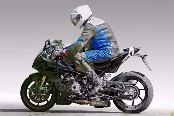 BMW S1000RR 2019 sẽ được trang bị bộ tem style HP với 3 màu Xanh, đỏ và trắng.