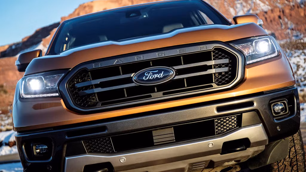 Thiết kế của Ford Ranger phiên bản 2019 có ngoại hình mới hầm hố hơn, lưới tản nhiệt sơn đen mờ góc cạnh. Cản trước tách rời, thiết kế cao để tăng góc tiếp cận.