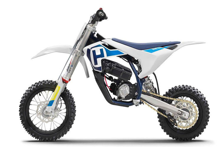 Ngoài ra, ghi đông nhôm NEKEN dạng fat bar có miếng mút bảo vệ ngực an toàn cũng là những trang bị tiêu chuẩn khá thu hút trên xe.