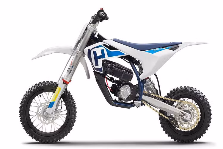 Ngoài ra, ghi đông nhôm NEKEN dạng fat bar có miếng mút bảo vệ ngực an toàn cũng là những trang bị tiêu chuẩn khá thu hút trên xe.